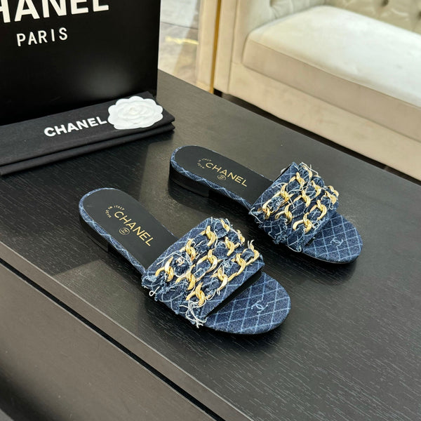 CC 25B Sandali bassi con tacco a spillo in denim blu navy con catena 373812