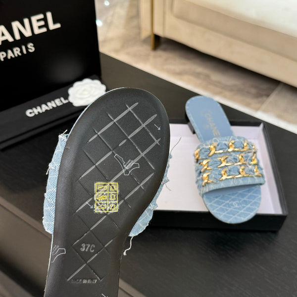 CC 25B Sandali bassi con tacco a spillo in denim azzurro con catena 373813