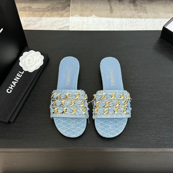 CC 25B Sandali bassi con tacco a spillo in denim azzurro con catena 373813