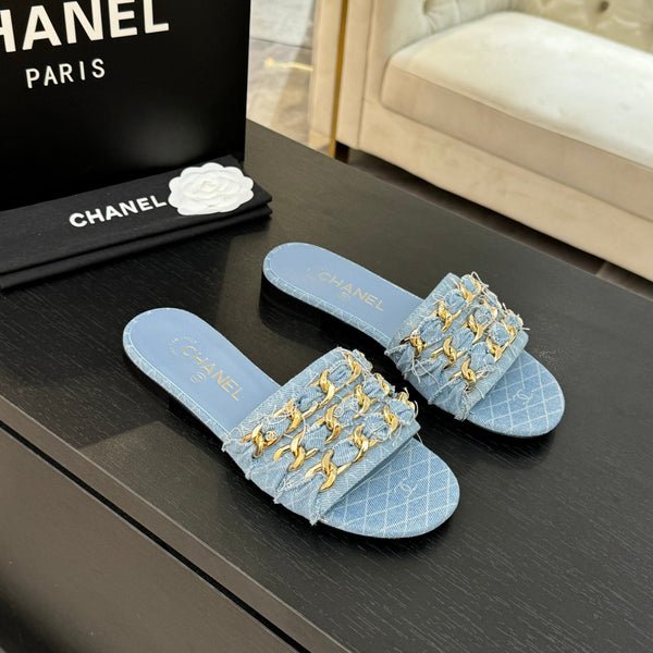 CC 25B Sandali bassi con tacco a spillo in denim azzurro con catena 373813