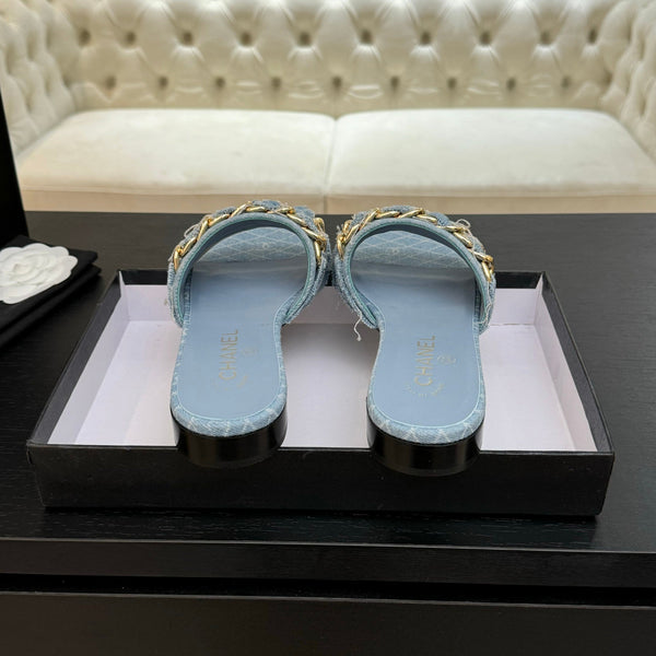 CC 25B Sandali bassi con tacco a spillo in denim azzurro con catena 373813