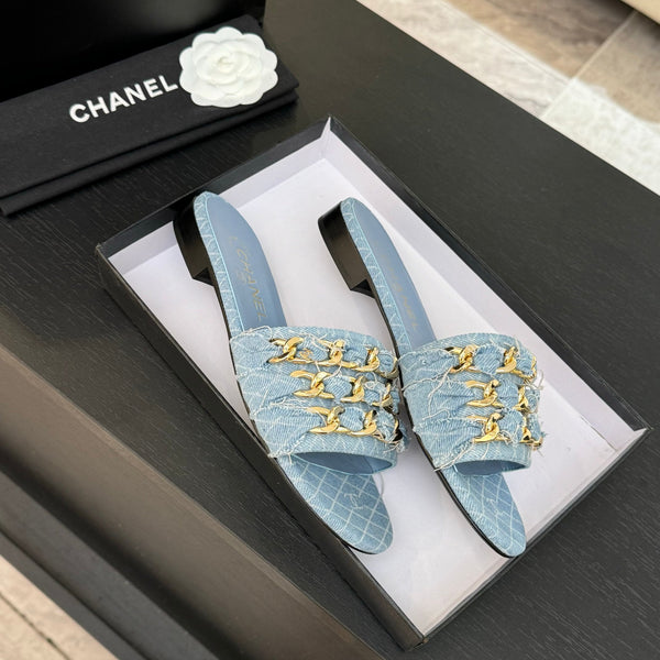 CC 25B Sandali bassi con tacco a spillo in denim azzurro con catena 373813