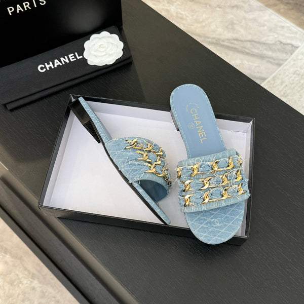 CC 25B Sandali bassi con tacco a spillo in denim azzurro con catena 373813