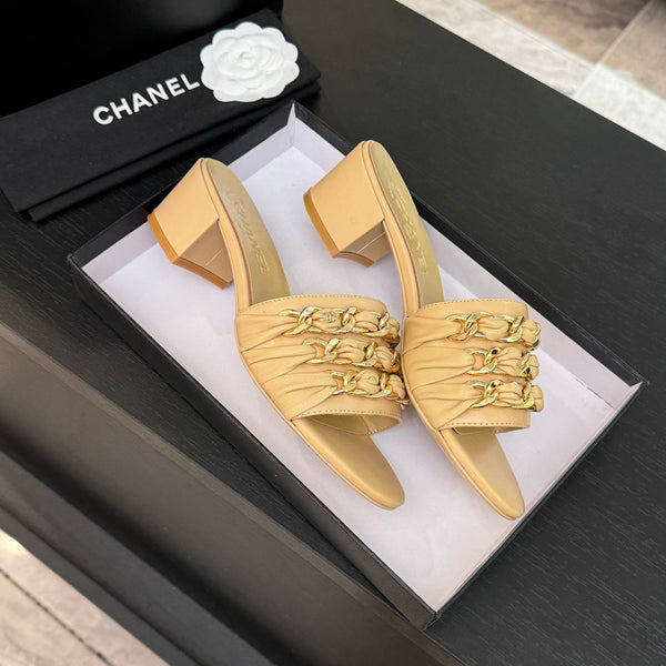 Sandali con tacco a mulo CC 25B in pelle di pecora beige da 50 mm con catena 373818