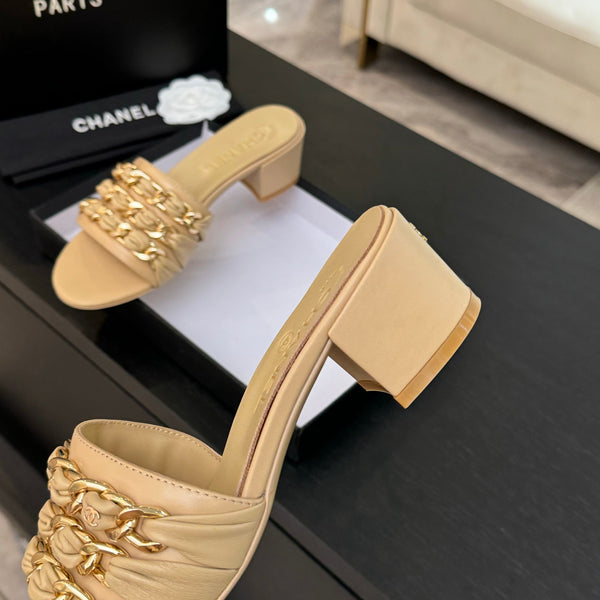 Sandali con tacco a mulo CC 25B in pelle di pecora beige da 50 mm con catena 373818
