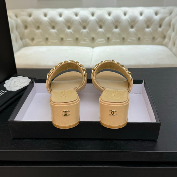 Sandali con tacco a mulo CC 25B in pelle di pecora beige da 50 mm con catena 373818