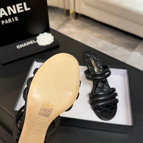 Sandales Double C en peau de mouton noire CC 26C