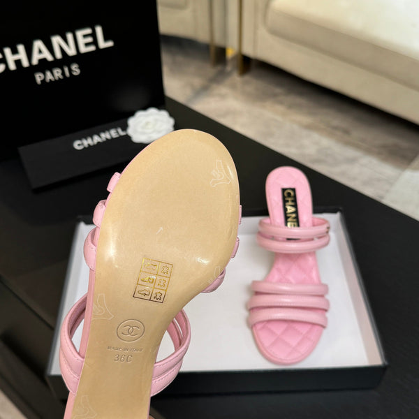 CC 26C Sandales Double C en peau de mouton rose
