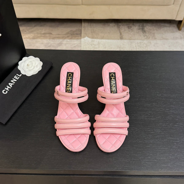 CC 26C Sandales Double C en peau de mouton rose