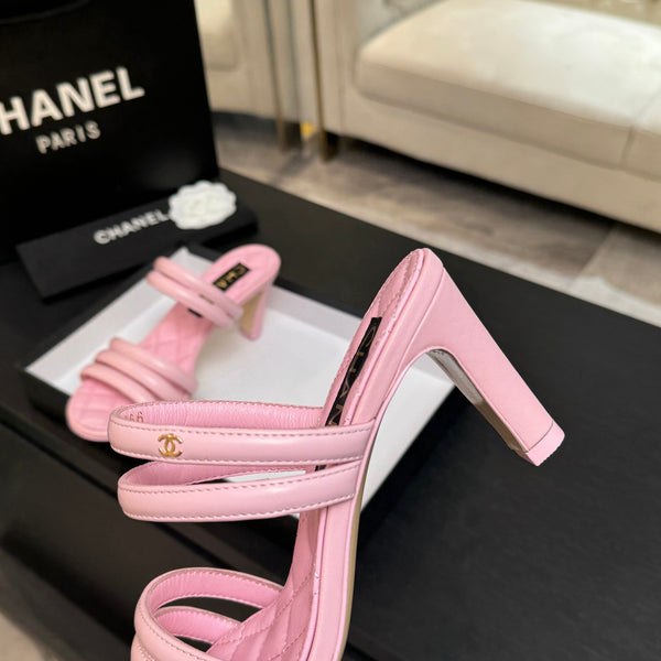CC 26C Sandales Double C en peau de mouton rose