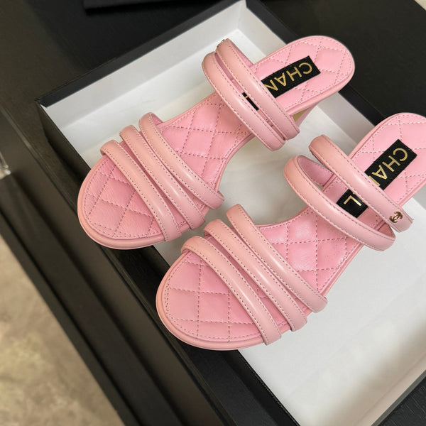 CC 26C Sandales Double C en peau de mouton rose