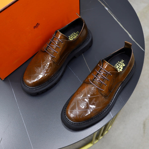 Scarpe Derby da uomo HM in pelle verniciata marrone 581372