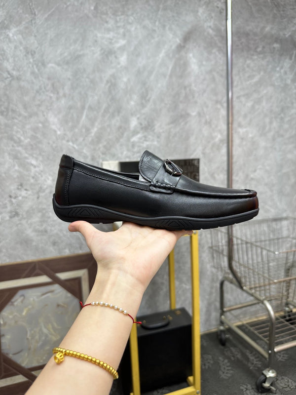 Mocassino da uomo GG in pelle di vacchetta goffrata nera 532512