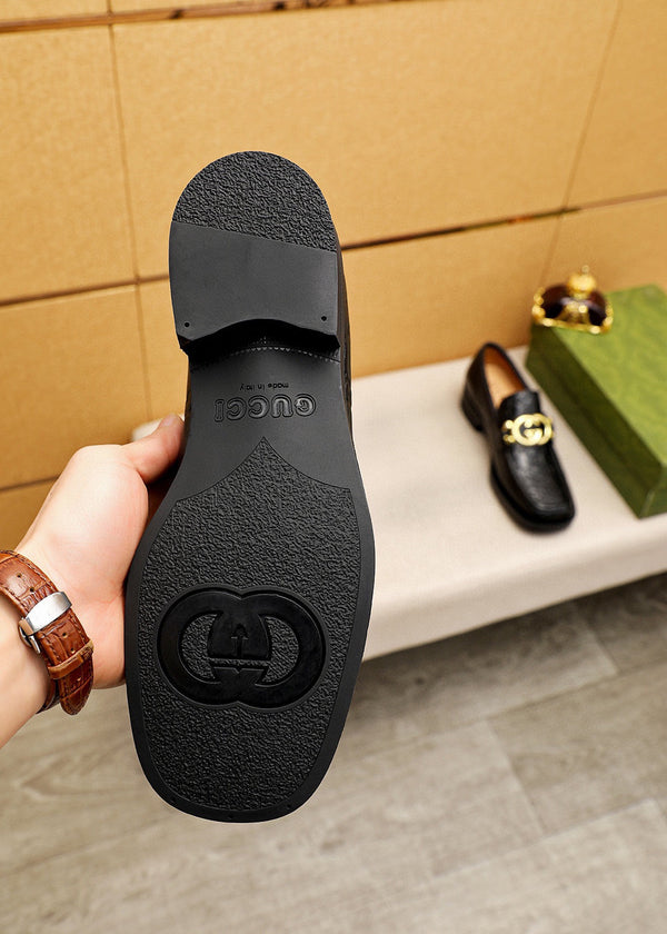 Mocassino da uomo GG in pelle di vacchetta goffrata GG Gold nera 736976