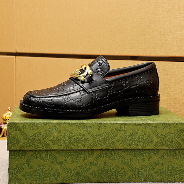 Mocassino da uomo GG in pelle di vacchetta goffrata GG Gold nera 736976