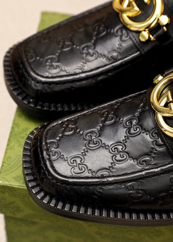 Mocassino da uomo GG in pelle di vacchetta goffrata GG Gold nera 736976