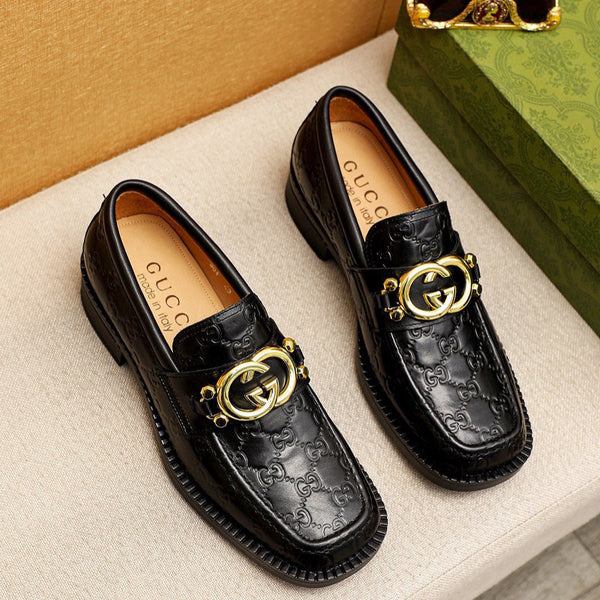 Mocassino da uomo GG in pelle di vacchetta goffrata GG Gold nera 736976