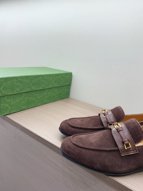 Mocassino GG da uomo con motivo GG intrecciato in pelle scamosciata marrone scuro 542500