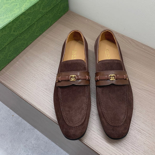 Mocassino GG da uomo con motivo GG intrecciato in pelle scamosciata marrone scuro 542500