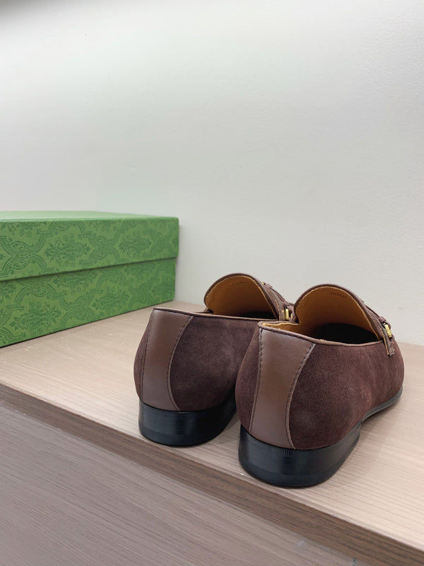 Mocassino GG da uomo con motivo GG intrecciato in pelle scamosciata marrone scuro 542500