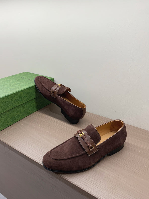 Mocassino GG da uomo con motivo GG intrecciato in pelle scamosciata marrone scuro 542500