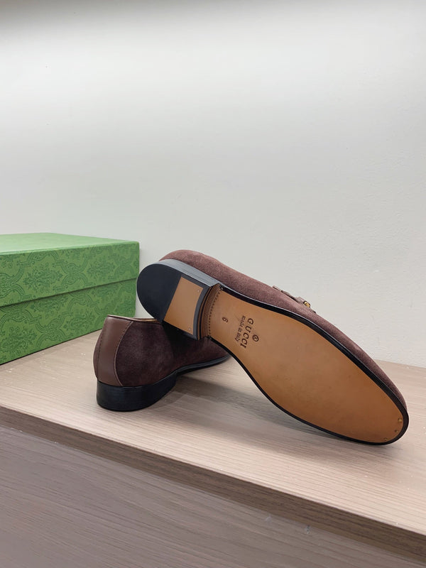 Mocassino GG da uomo con motivo GG intrecciato in pelle scamosciata marrone scuro 542500