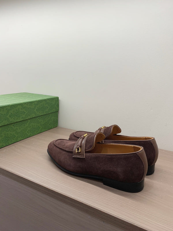 Mocassino GG da uomo con motivo GG intrecciato in pelle scamosciata marrone scuro 542500