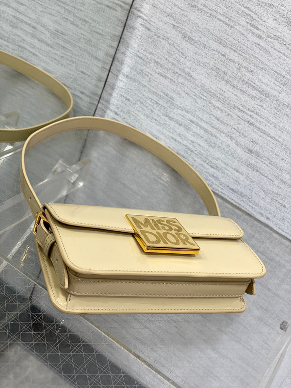BORSA A PATTA 18 IN PELLE DI VITELLO VERNICIATA COLOR GRANO