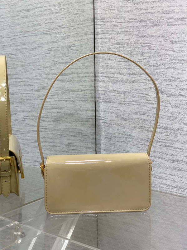 BORSA A PATTA 18 IN PELLE DI VITELLO VERNICIATA COLOR GRANO