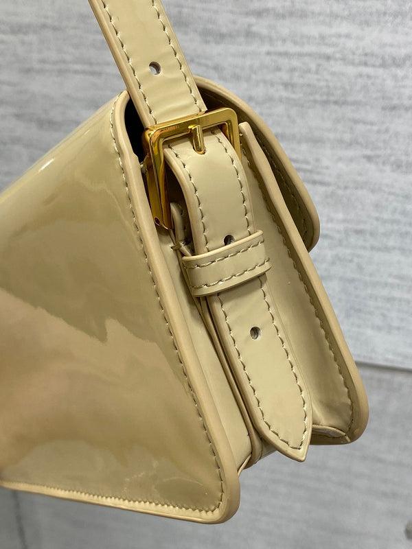 BORSA A PATTA 18 IN PELLE DI VITELLO VERNICIATA COLOR GRANO