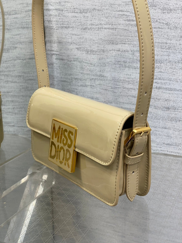 BORSA A PATTA 18 IN PELLE DI VITELLO VERNICIATA COLOR GRANO