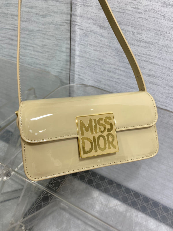 BORSA A PATTA 18 IN PELLE DI VITELLO VERNICIATA COLOR GRANO