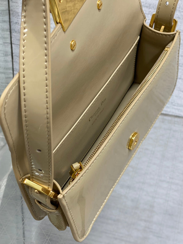 BORSA A PATTA 18 IN PELLE DI VITELLO VERNICIATA COLOR GRANO