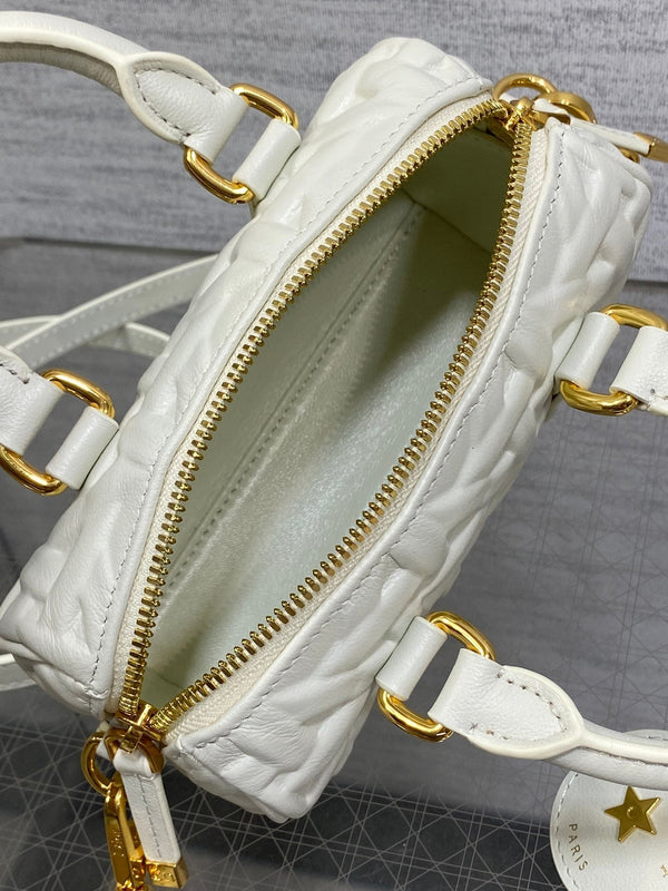 BORSA GROOVE 17 IN PELLE DI VITELLO MACROCANNAGE BIANCA CON FERRAMENTA ORO