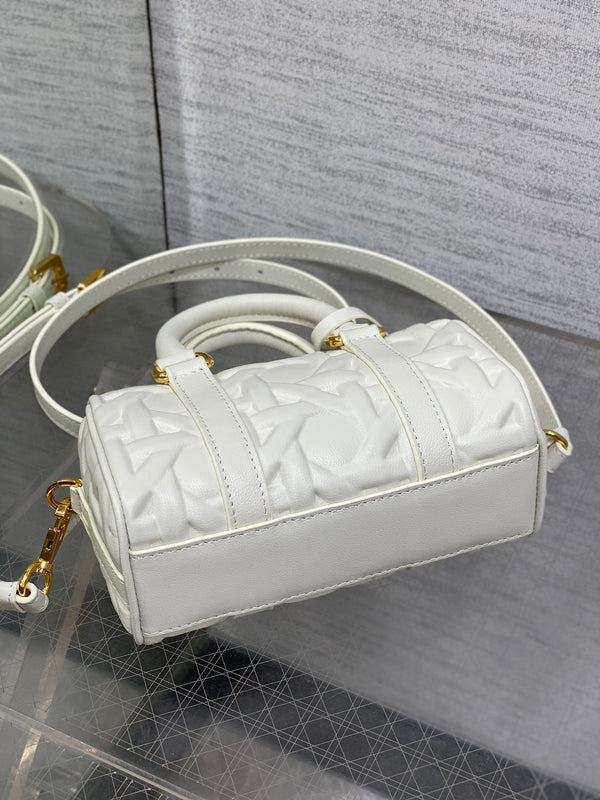 BORSA GROOVE 17 IN PELLE DI VITELLO MACROCANNAGE BIANCA CON FERRAMENTA ORO