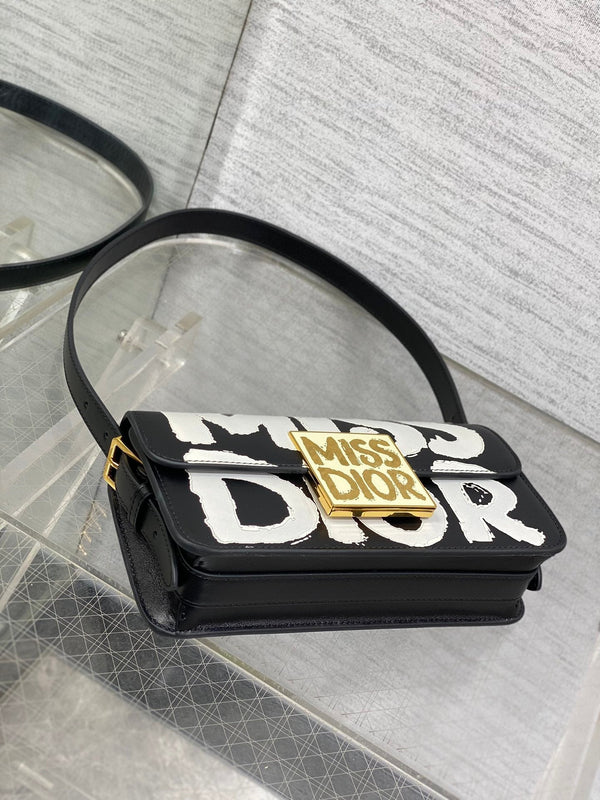 BORSA PICCOLA 22 FLAP IN PELLE DI AGNELLO BIANCO E NERO CON FERRAMENTA ORO