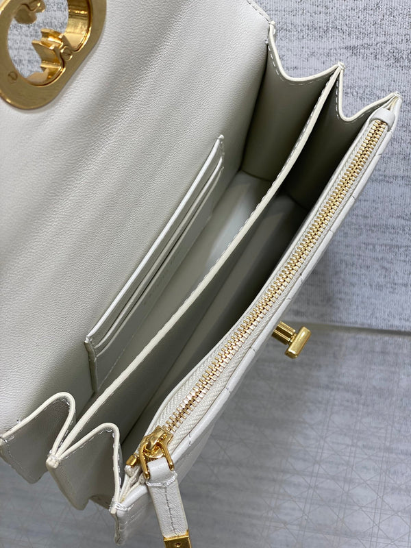BORSA MISS CARO MINI 17 IN PELLE DI AGNELLO MACROCANNAGE BIANCA