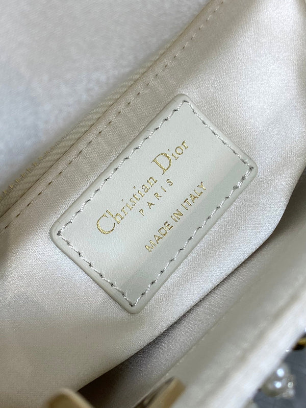 MINI 17 BORSA DA DONNA IN RASO BIANCO RICAMATA CON PERLINE