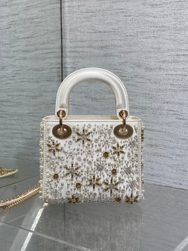 MINI 17 BORSA DA DONNA IN RASO BIANCO RICAMATA CON PERLINE