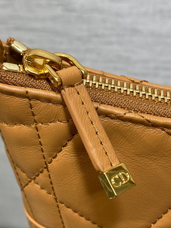 Sac Miss Caro Dior 2025 18 cm en cuir d'agneau Macrocannage marron clair 272804