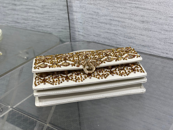 Sac Brodé de Micro-perles et Sequins Dior 2025 Cuir de Veau Blanc Or 21cm 270503