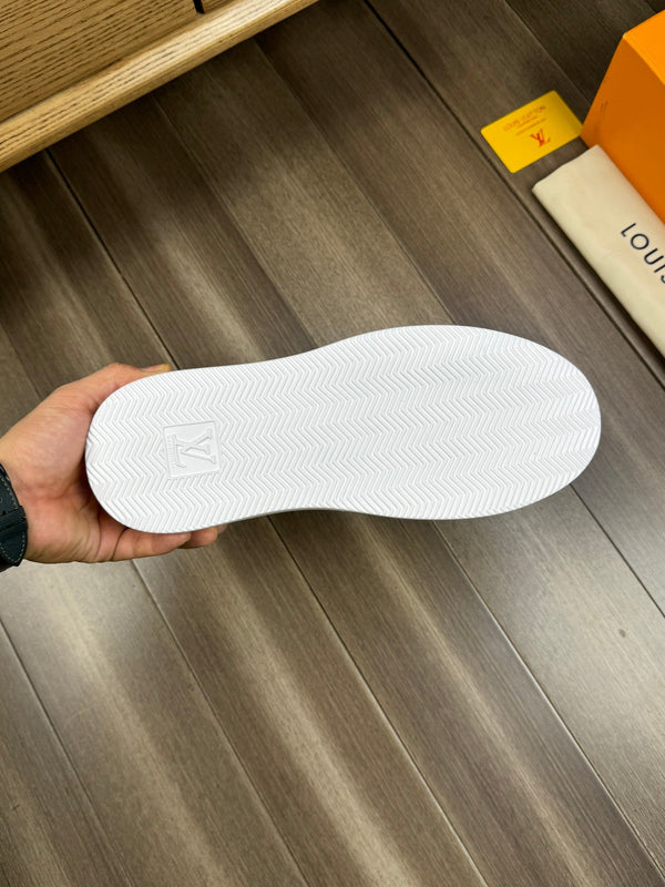 SNEAKER LV TRAINER BIANCA E NERA IN PELLE DI VITELLO E TESSUTO TRASPIRANTE