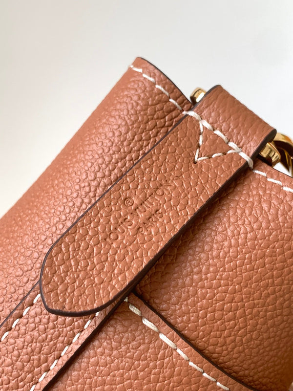 Borsa LV Lock and Walk in pelle di vacchetta marrone oro 241222