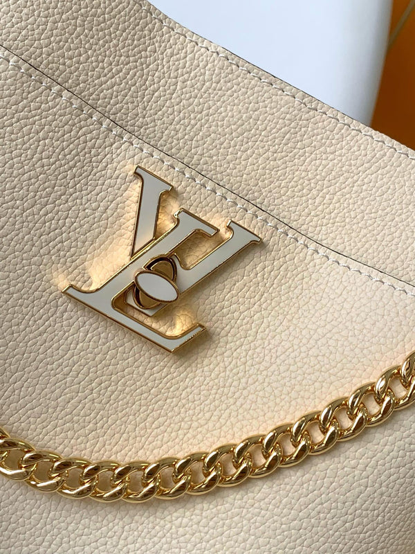 Borsa LV Lock and Walk in pelle di vacchetta color oro bianco 241224