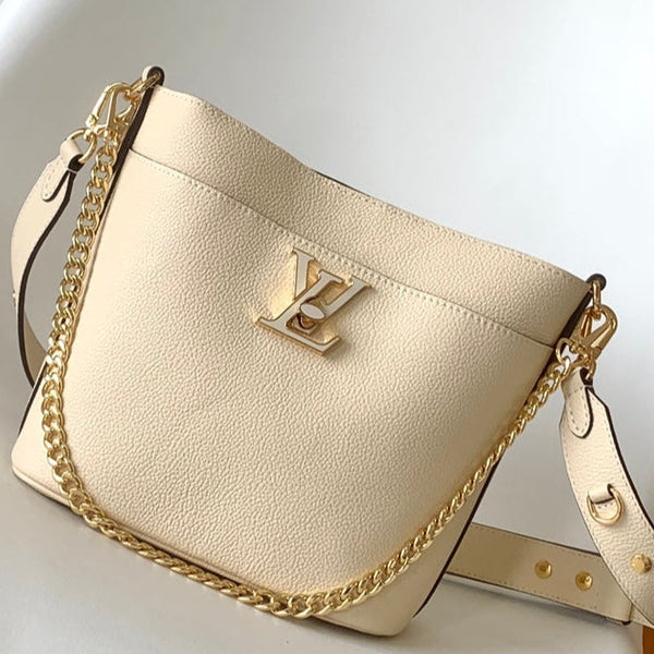 Borsa LV Lock and Walk in pelle di vacchetta color oro bianco 241224