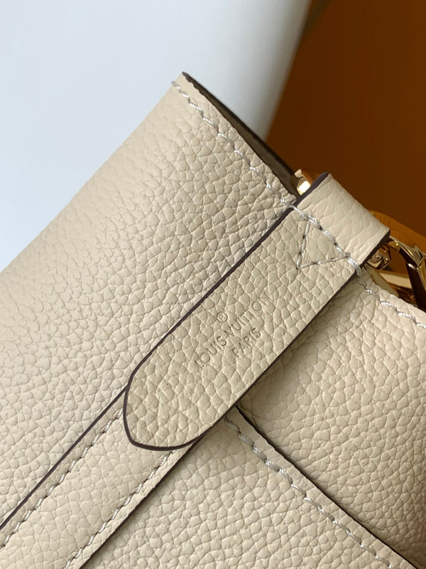 Borsa LV Lock and Walk in pelle di vacchetta color oro bianco 241224
