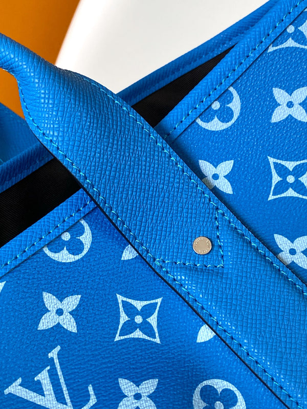 Borsa tote LV The Weekend 43 cm in tela monogramma blu e pelle Taïga 