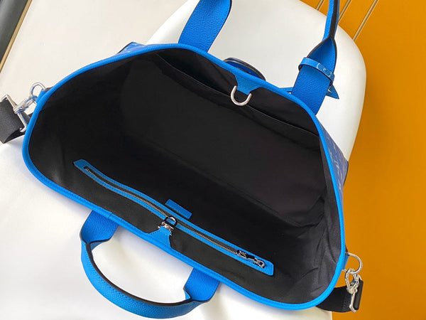 Borsa tote LV The Weekend 43 cm in tela monogramma blu e pelle Taïga 