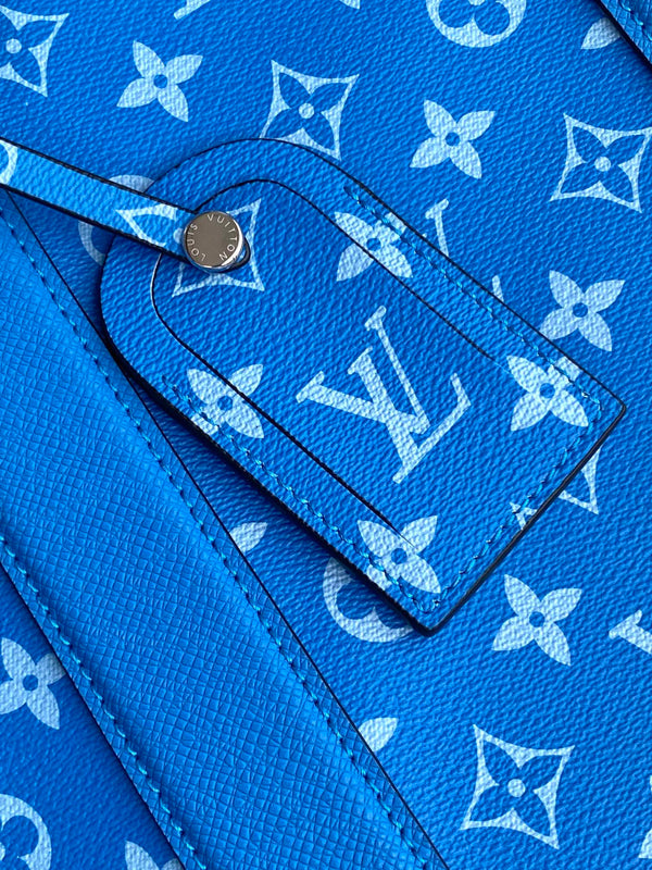 Borsa tote LV The Weekend 43 cm in tela monogramma blu e pelle Taïga 