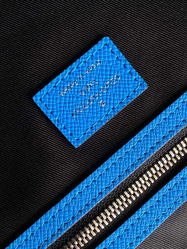 Borsa tote LV The Weekend 43 cm in tela monogramma blu e pelle Taïga 